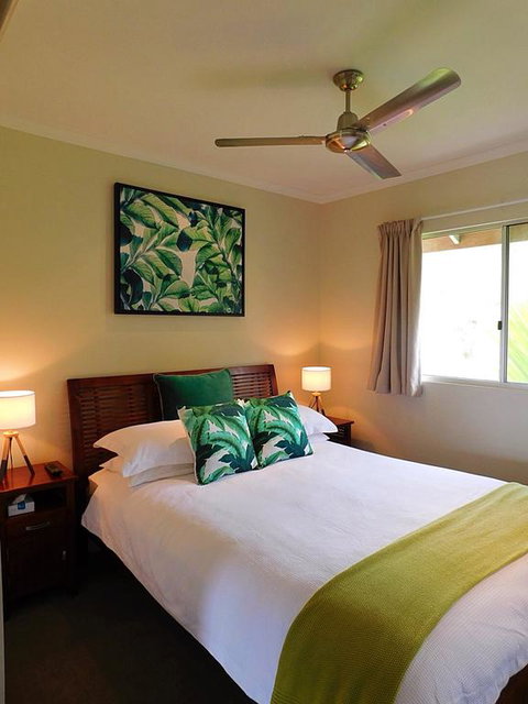 Watersons At Airlie Central Apartments - Hotel Accommodation 3