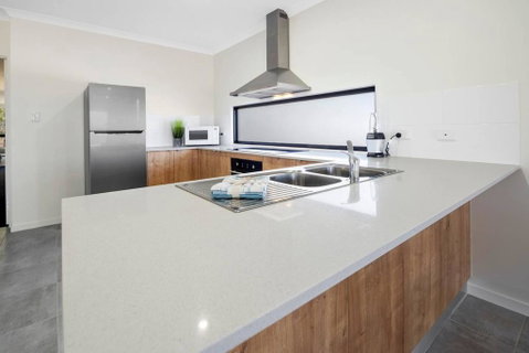 WHITSUNDAY Brand New Townhouse Close To Boardwalk - Hotel Accommodation 1