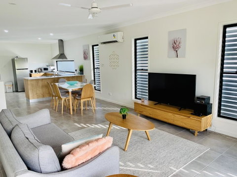 WHITSUNDAY Brand New Townhouse Close To Boardwalk - Hotel Accommodation 0