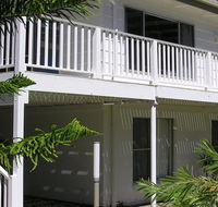 Wonky Pine Beach House NARRWALLEE- 4 bedroom - Hotel Accommodation