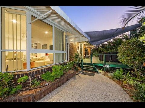Woorim Secluded Palms Cottage - Hotel Accommodation 1