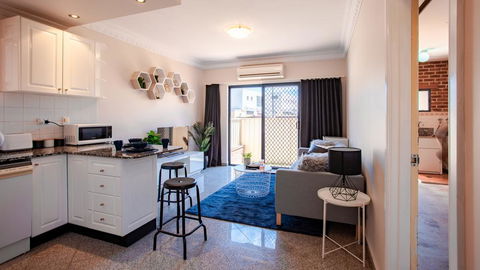 Your Home Here In Sydney - Hotel Accommodation 3