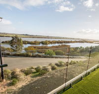 Serenity and sweeping Murray River views - Hotel Accommodation