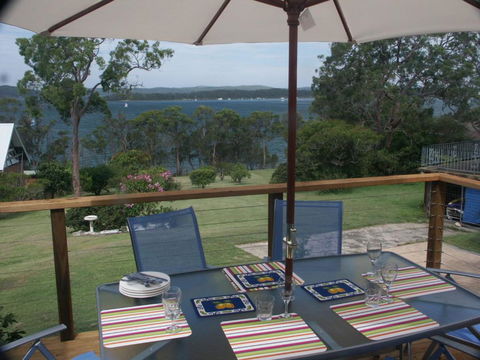A LAKEHOUSE ESCAPE - A Waterfront Reserve On Shores Of Lake Macquarie - Hotel Accommodation 1