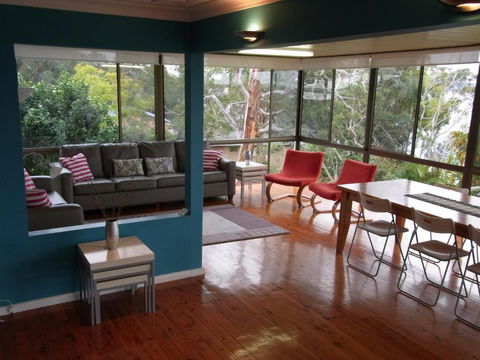 A LAKEHOUSE ESCAPE - A Waterfront Reserve On Shores Of Lake Macquarie - Hotel Accommodation 2
