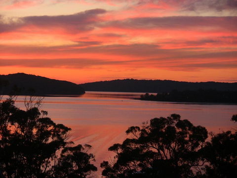 A LAKEHOUSE ESCAPE - A Waterfront Reserve On Shores Of Lake Macquarie - Hotel Accommodation 0