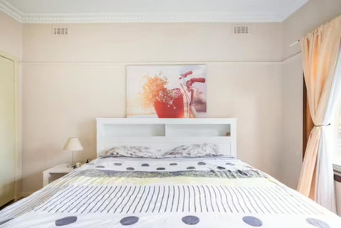 A Nice And Spacious Room In Sunshine - Hotel Accommodation 0
