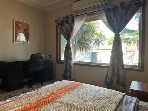 A Nice And Spacious Room In Sunshine - Hotel Accommodation 1