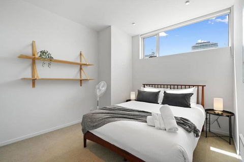 A River-side 2bdm Footscray Oasis + Parking - Hotel Accommodation 2