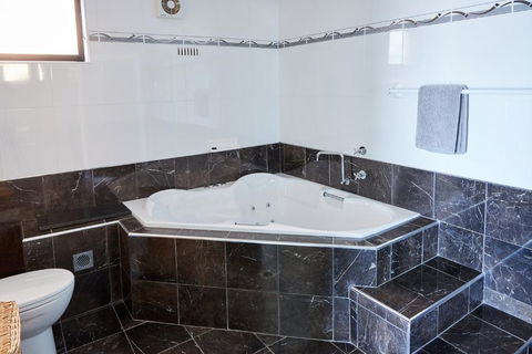 A Stones Throw At Mollymook Beach - Hotel Accommodation 1