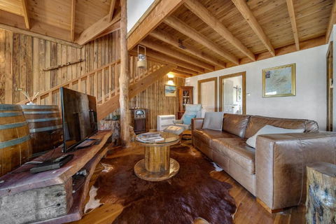 Aarlaur 2 - Charming 2BR Rustic Home L Bath L Fire Pit L WiFi L Air-Con - Hotel Accommodation 1