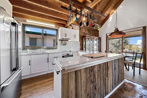 Aarlaur 2 - Charming 2BR Rustic Home L Bath L Fire Pit L WiFi L Air-Con - Hotel Accommodation 3