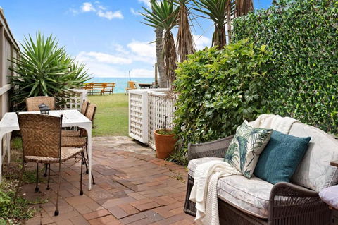 Absolute Beachfront 2BR Pet-Friendly Terrace - The Coachhouse - Hotel Accommodation 0