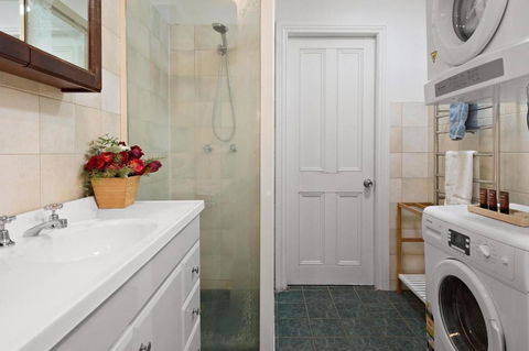 Absolute Beachfront 2BR Pet-Friendly Terrace - The Coachhouse - Hotel Accommodation 2