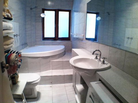 Absolute Beachfront Apartment, Amazing Sunsets - Hotel Accommodation 4