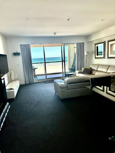 Absolute Beachfront At The Pier Glenelg - Hotel Accommodation 2