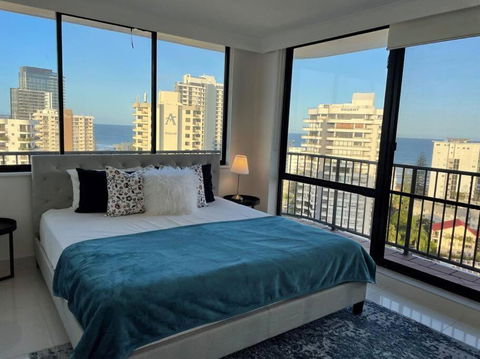 ABSOLUTE Riverfront 2br Apt, Views From Every Room - Hotel Accommodation 2