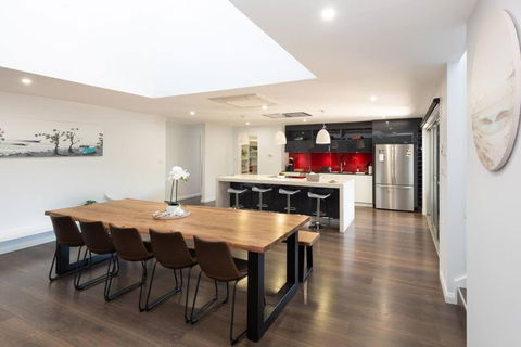 Absolute Waterfront, Amazing Views, Maloneys Beach - Hotel Accommodation 3