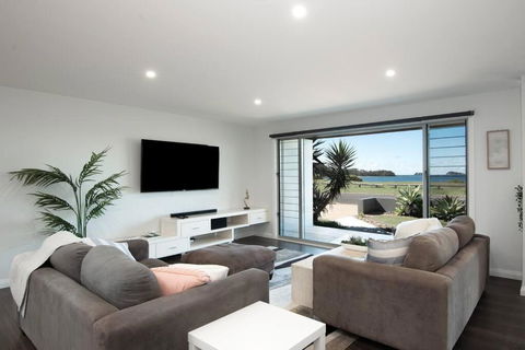 Absolute Waterfront, Amazing Views, Maloneys Beach - Hotel Accommodation 1