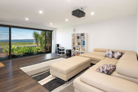 Absolute Waterfront, Amazing Views, Maloneys Beach - Hotel Accommodation 2