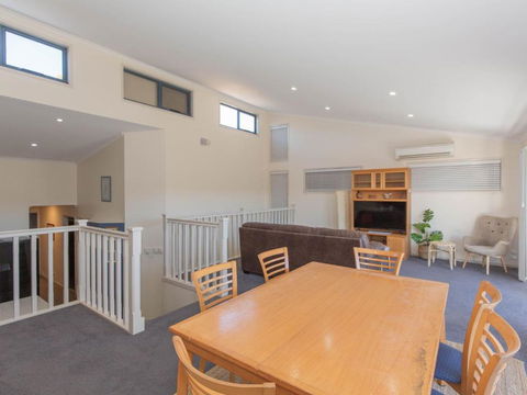 Acacia 4 2 Kirwan Close - Hotel Accommodation 0