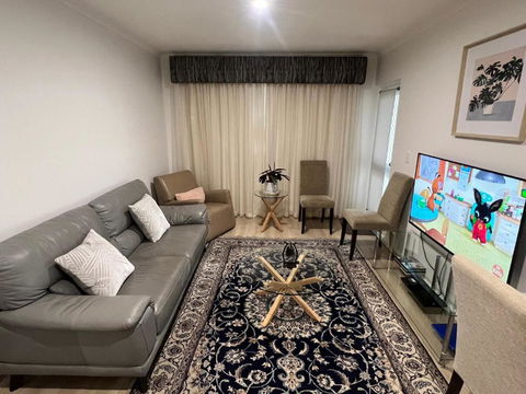 ADELAIDE CBD APARTMENT - 3BR, 2BATH & CARPARK - Hotel Accommodation 1