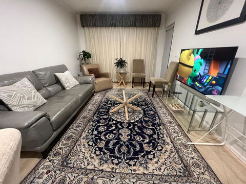 ADELAIDE CBD APARTMENT - 3BR, 2BATH & CARPARK - Hotel Accommodation 0