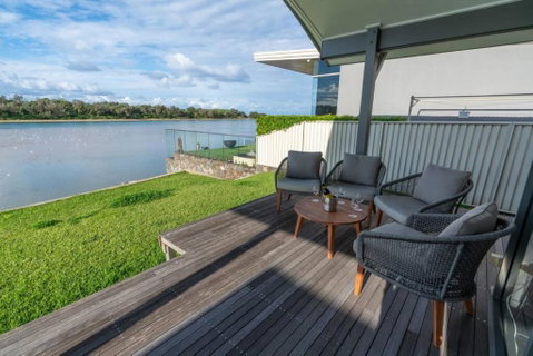Absolute Waterfront Beach House - Hotel Accommodation 2