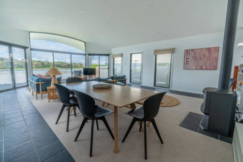 Absolute Waterfront Beach House - Hotel Accommodation 4