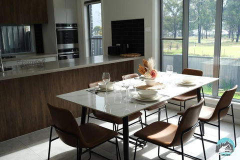 Aircabin - Denham Court - Modern - 4 Beds House - Hotel Accommodation 1