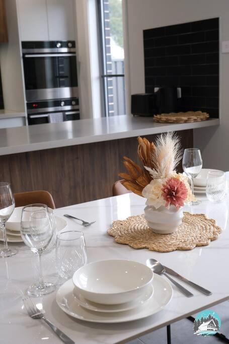 Aircabin - Denham Court - Modern - 4 Beds House - Hotel Accommodation 3