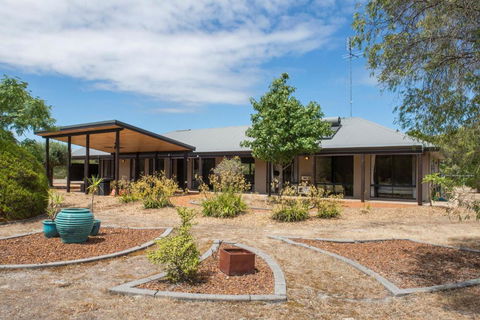 Amaroo - Hotel Accommodation 1