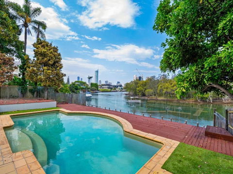 Amazing Broadwater City View Holiday Home With Pool - Hotel Accommodation 1