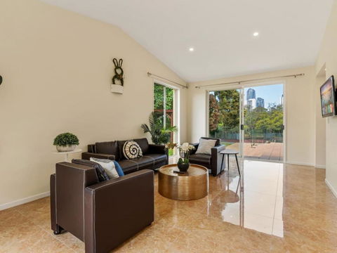 Amazing Broadwater City View Holiday Home With Pool - Hotel Accommodation 4