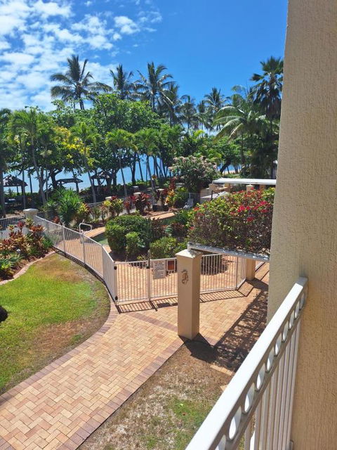 Apartment 12 On Trinity Beach - Hotel Accommodation 3