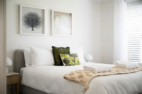 Artful Abode - Duntryleague, Vibrant Decor - Hotel Accommodation 1