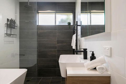 Artful Abode - Duntryleague, Vibrant Decor - Hotel Accommodation 2