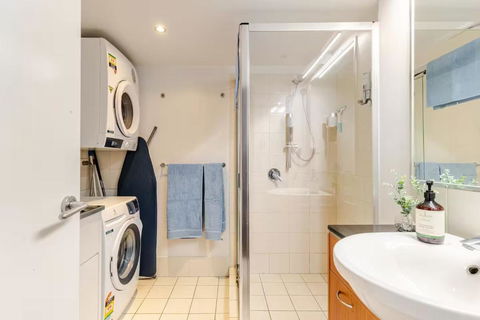 Artist Retreat With HUGE Entertaining Balcony - Hotel Accommodation 2