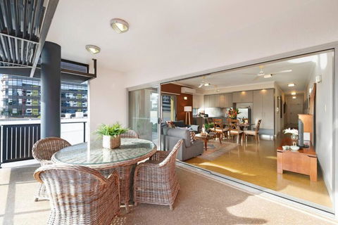 Artistic City Escape With Balcony And Parking - Hotel Accommodation 0