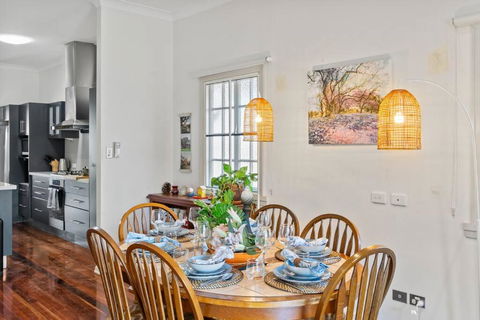 Artistic Queenslander With Park Views - Near City! - Hotel Accommodation 0