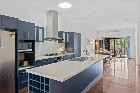 Artistic Queenslander With Park Views - Near City! - Hotel Accommodation 2