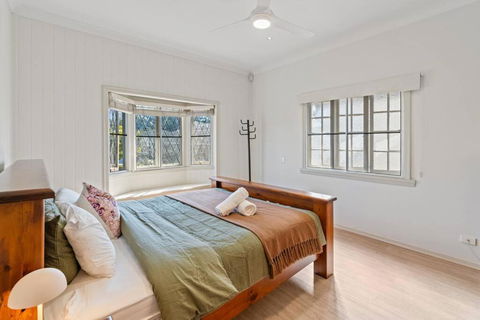 Artistic Queenslander With Park Views - Near City! - Hotel Accommodation 4