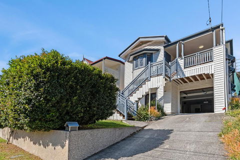 Artistic Queenslander With Park Views - Near City! - Hotel Accommodation 1