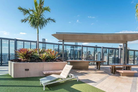 Artistic South Brisbane 2 Bedroom Apartment With Parking - Hotel Accommodation 1