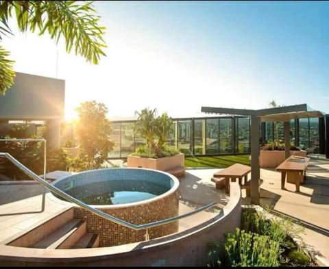 Artistic South Brisbane 2 Bedroom Apartment With Parking - Hotel Accommodation 0