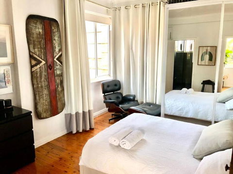 Artistic, Spacious And Comfortable 1 Bedroom Apartment - Hotel Accommodation 0