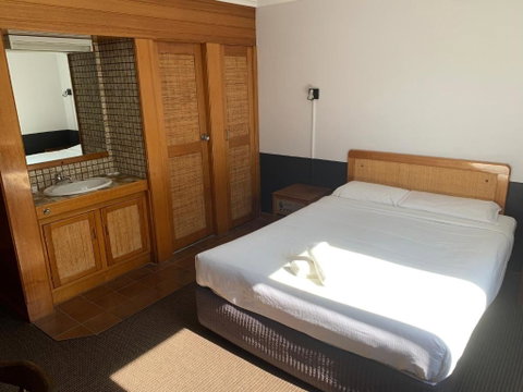 Ascot Motor Inn - Hotel Accommodation 4