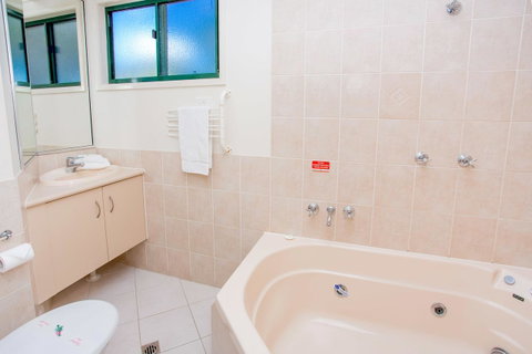 NRMA Bowen Beachfront Holiday Park - Hotel Accommodation 14
