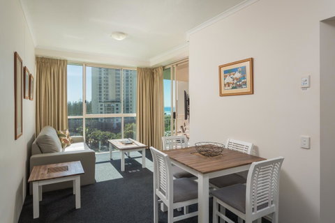 Maldives Resort Main Beach, Gold Coast - Hotel Accommodation 9