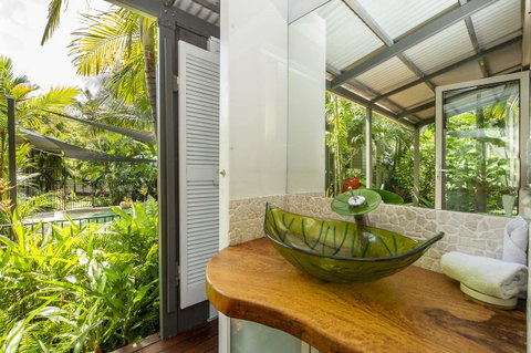 Whispering Palms - Hotel Accommodation 8